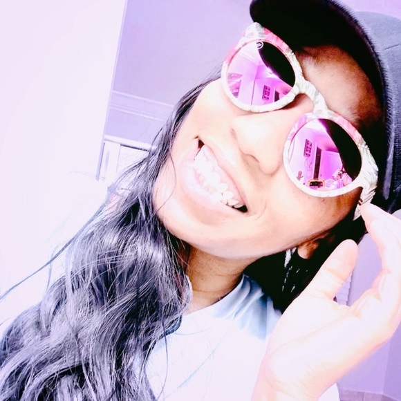 BLENDERS Throwback Floral Sunglasses with Cloth Blenders Pouch - Picture 3 of 9